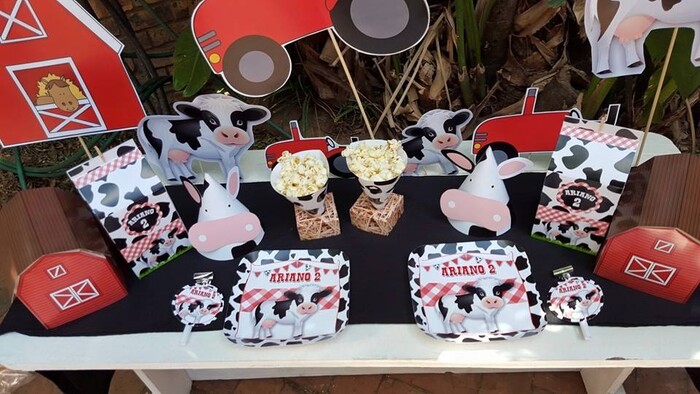 Kiddies Theme Parties hire out jumping castles for your Farm Animals party.