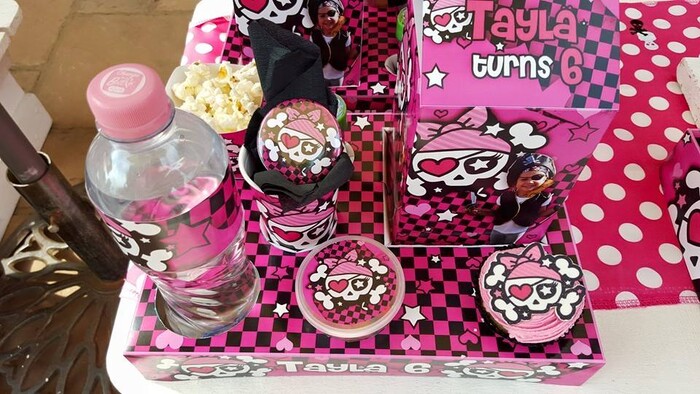 Kiddies Theme Parties offers personalized baby shower supplies and decor for sale.