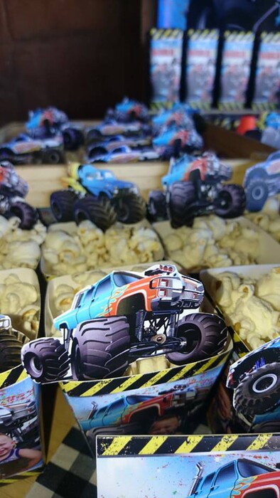 Kiddies Theme Parties offers personalized birthday party supplies and decor for sale.