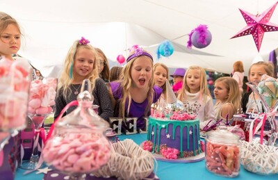 Kiddies Theme Parties offers personalized birthday party supplies and decor for sale.