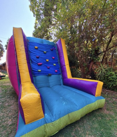 Kiddies Theme Parties offers personalized birthday party supplies and decor for sale.