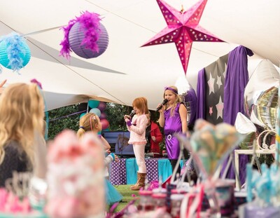 Kiddies Theme Parties offers personalized birthday party supplies and decor for sale.
