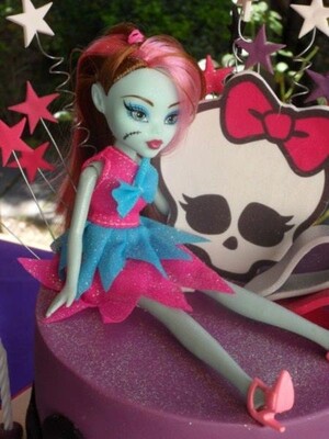 Kiddies Theme Parties offers personalized birthday party supplies and decor for sale.
