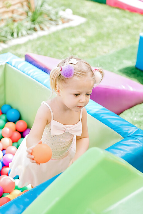 Kiddies Theme Parties offers personalized birthday party supplies and decor for sale.