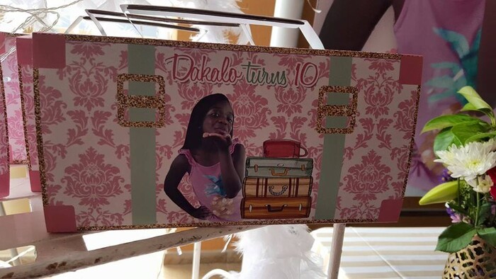 Our custom made Vintage Picnic party supplies include party hats, printed t-shirts, badges and more.