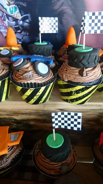 Kiddies Theme Parties offers personalized birthday party supplies and decor for sale.