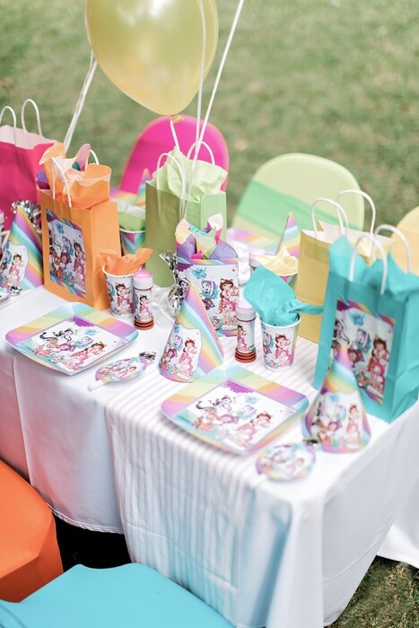 Kiddies Theme Parties offers personalized birthday party supplies and decor for sale.