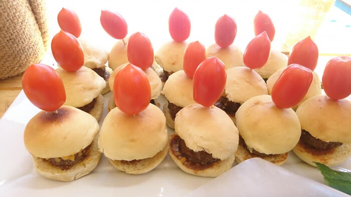 Kiddies Theme Parties offers personalized birthday party supplies and decor for sale.