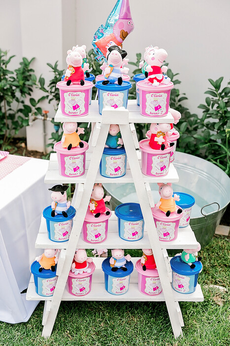 Kiddies Theme Parties offers personalized birthday party supplies and decor for sale.