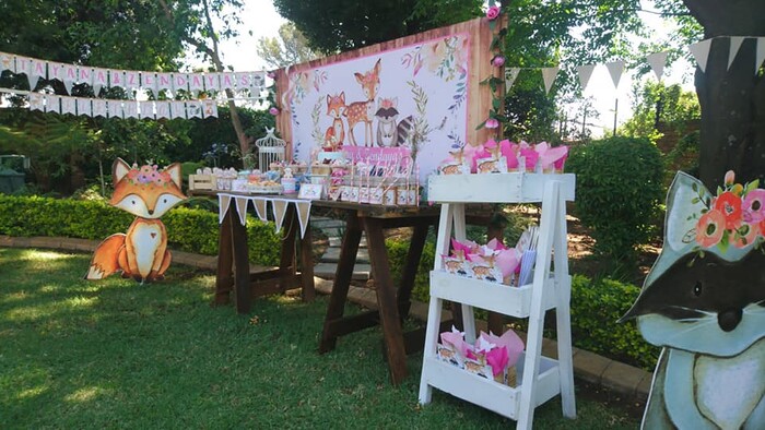 Kiddies Theme Parties offers personalized birthday party supplies and decor for sale.
