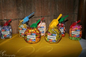 Kiddies Theme Parties offers personalized birthday party supplies and decor for sale.