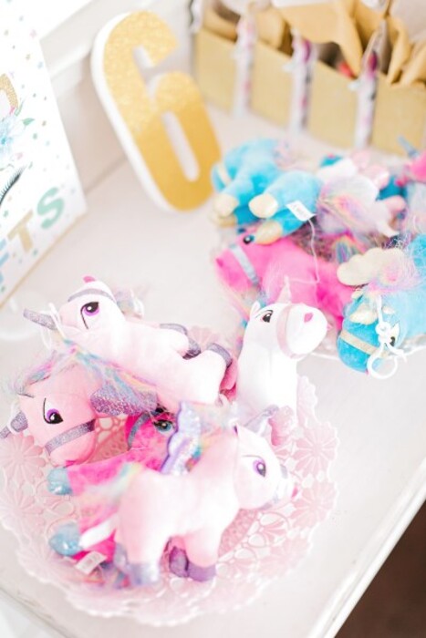 Kiddies Theme Parties offers personalized birthday party supplies and decor for sale.