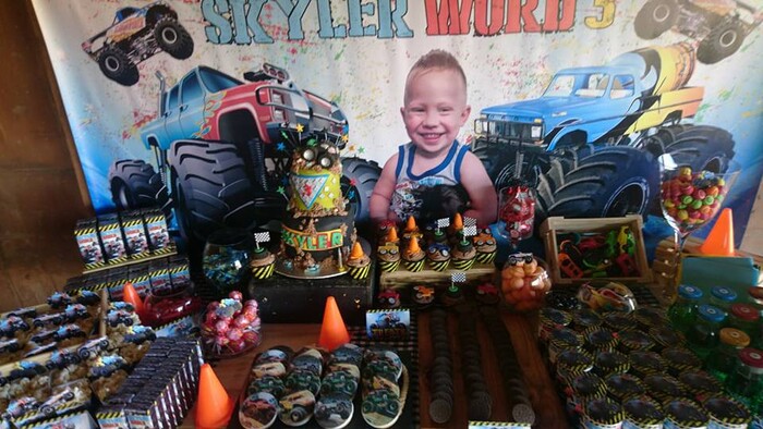 Kiddies Theme Parties offers personalized birthday party supplies and decor for sale.