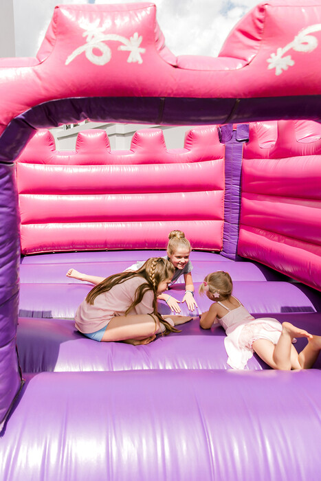 Kiddies Theme Parties offers personalized birthday party supplies and decor for sale.