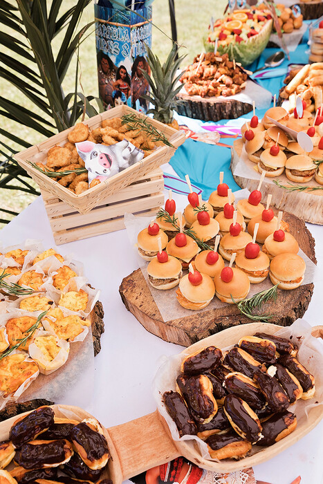 Kiddies Theme Parties offers personalized birthday party supplies and decor for sale.