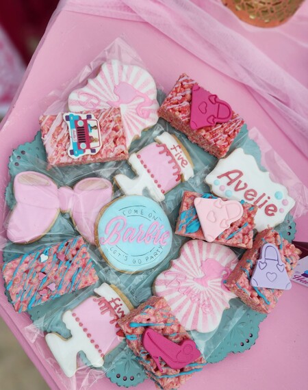 Kiddies Theme Parties offers personalized birthday party supplies and decor for sale.