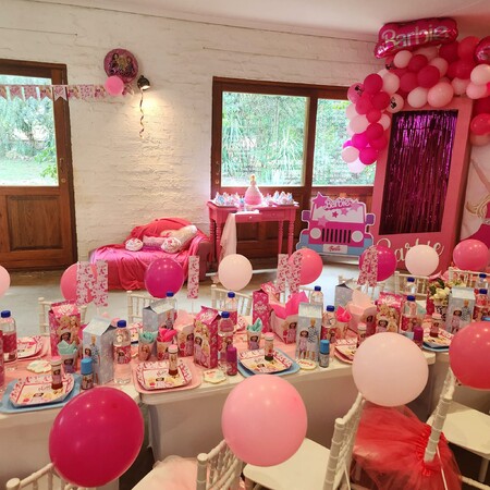 Kiddies Theme Parties offers personalized birthday party supplies and decor for sale.