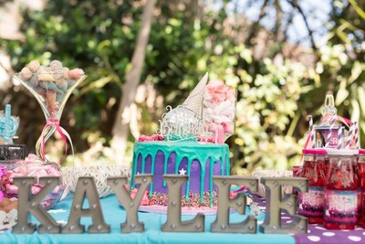 Kiddies Theme Parties offers personalized birthday party supplies and decor for sale.