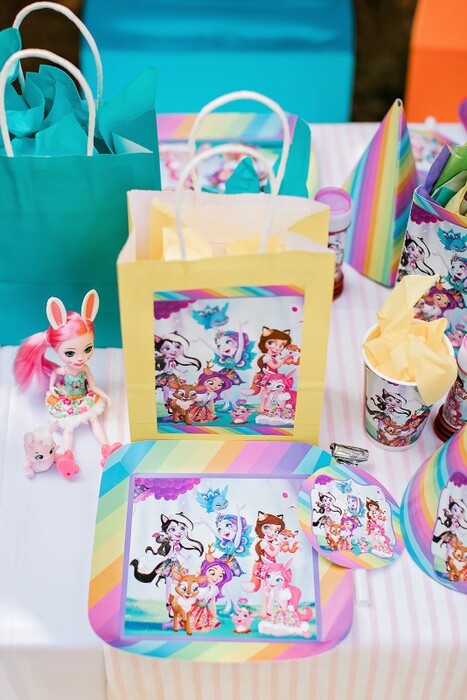 Kiddies Theme Parties offers personalized birthday party supplies and decor for sale.