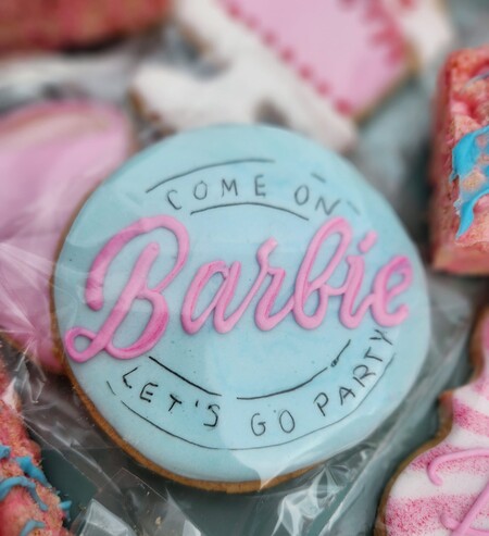 Kiddies Theme Parties offers personalized birthday party supplies and decor for sale.