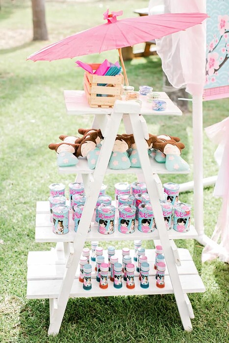 Kiddies Theme Parties offers personalized birthday party supplies and decor for sale.