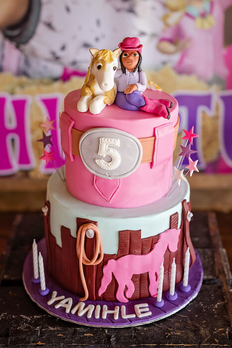 Kiddies Theme Parties offers personalized birthday party supplies and decor for sale.