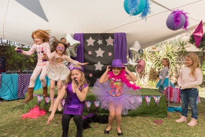 Kiddies Theme Parties offers personalized birthday party supplies and decor for sale.