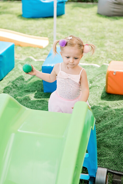 Kiddies Theme Parties offers personalized birthday party supplies and decor for sale.