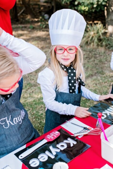 Kiddies Theme Parties offers personalized birthday party supplies and decor for sale.