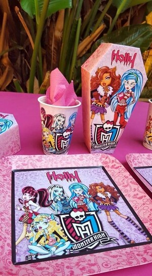 Kiddies Theme Parties offers personalized birthday party supplies and decor for sale.