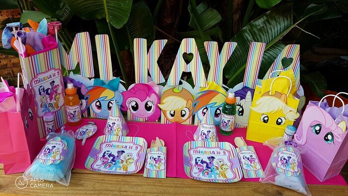 Kiddies Theme Parties offers personalized birthday party supplies and decor for sale.